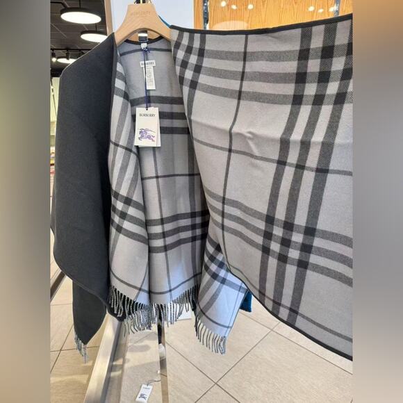 Burberry wool Black and Gray Fringe Poncho/cape NWT - Picture 3 of 4